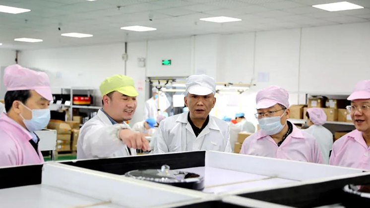省人大常委會委員、省人大財政經濟委員會主任委員張亦賢一行調研炬神電子